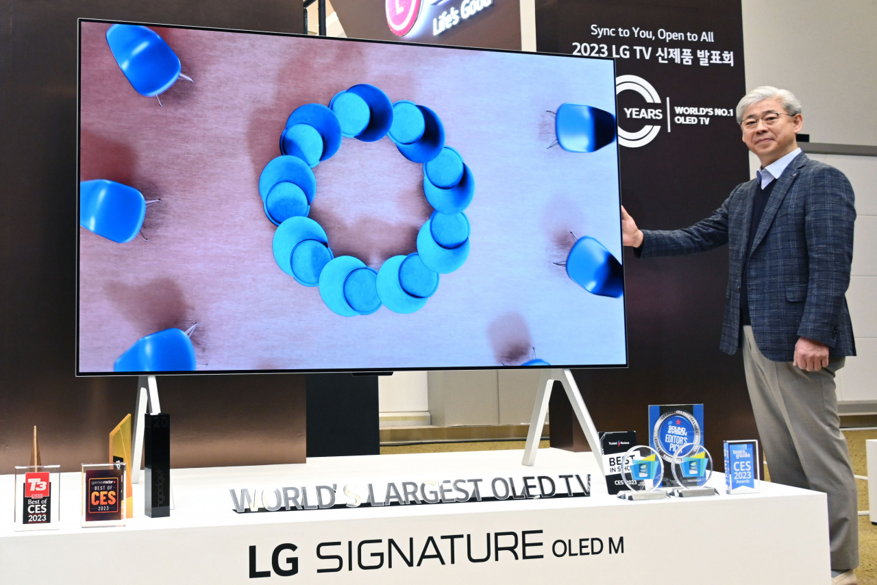 정재철 LG전자 HE(홈엔터테인먼트)연구소장(전무)이 ‘LG 시그니처 올레드 M’을 소개하고 있다. [LG전자 제공]
