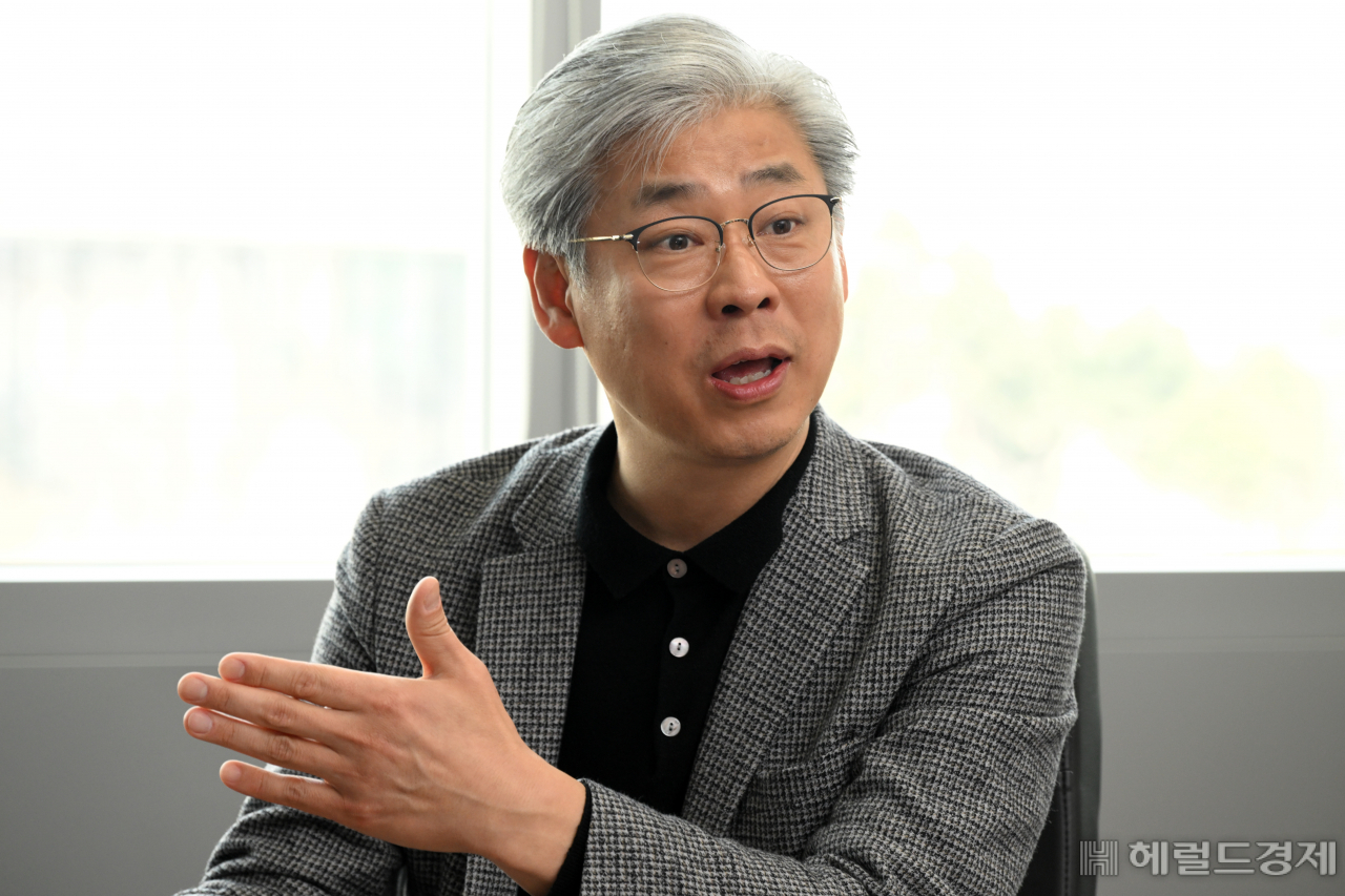 28일 서울 강서구 LG전자 마곡 사이언스파크에서 헤럴드경제와 만나 인터뷰를 진행한 정재철 LG전자 HE(홈엔터테인먼트)연구소장(전무)이 올해로 10주년을 맞은 ‘LG의 올레드 TV의 역사’에 대해 설명하고 있다. 임세준 기자
