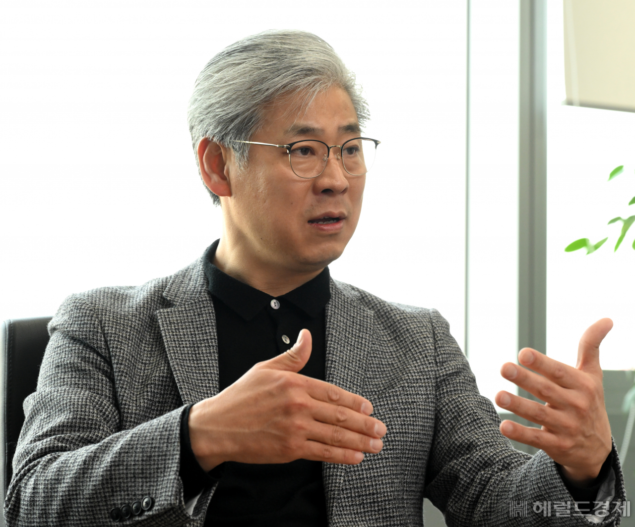 28일 서울 강서구 LG전자 마곡 사이언스파크에서 헤럴드경제와 만나 인터뷰를 진행한 정재철 LG전자 HE(홈엔터테인먼트)연구소장(전무)이 올해로 10주년을 맞은 ‘LG의 올레드 TV’에 대한 소회를 밝히고 있다. 임세준 기자