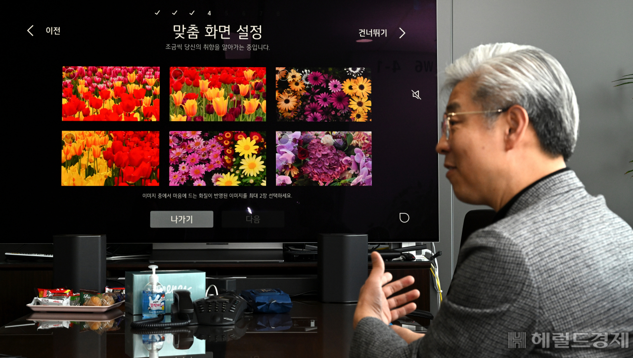28일 서울 강서구 LG전자 마곡 사이언스파크에서 헤럴드경제와 만나 인터뷰를 진행한 정재철 LG전자 HE(홈엔터테인먼트)연구소장(전무)이 올해 LG 올레드 TV에 새롭게 탑재된 화면 조정 기능에 대해 설명하고 있다. 임세준 기자