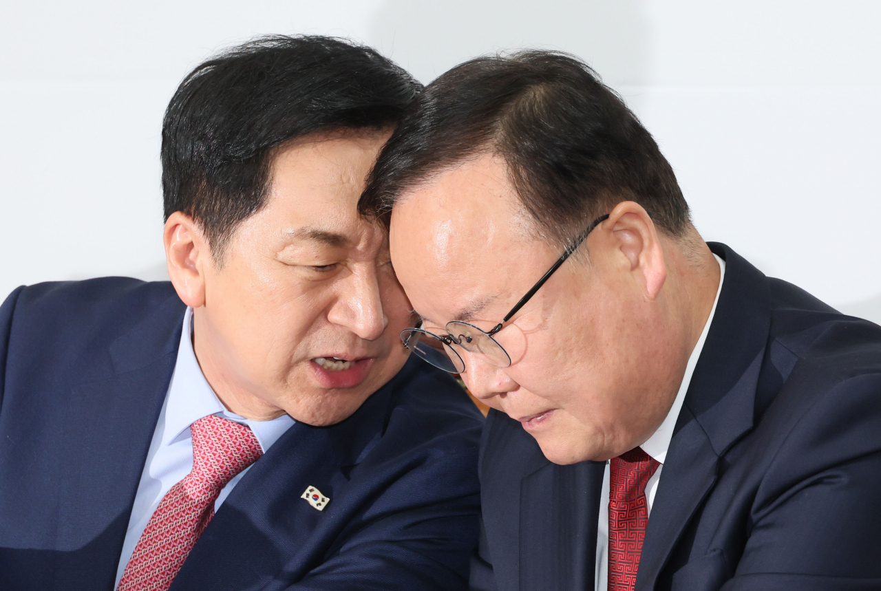 김기현 국민의힘 대표가 20일 오전 국회에서 열린 최고위원회의에서 김재원 최고위원과 귀엣말을 나누고 있다. [연합]