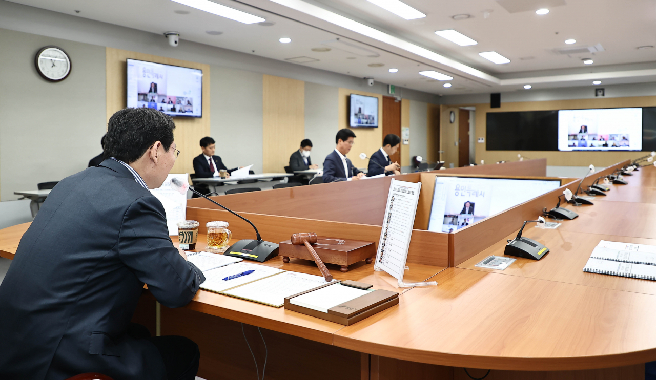 이상일 용인시장이 용인시 영상회의실에서 비대면 방식으로 전국대도시시장협의회를 열고있다.[용인시 제공]