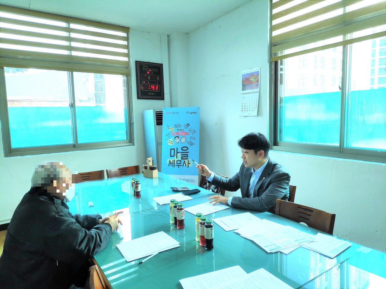 영등포구에서 찾아가는 전통시장 세무상담사와 전통시장 상인이 세무상담을 진행하고 있다. [영등포구 제공]