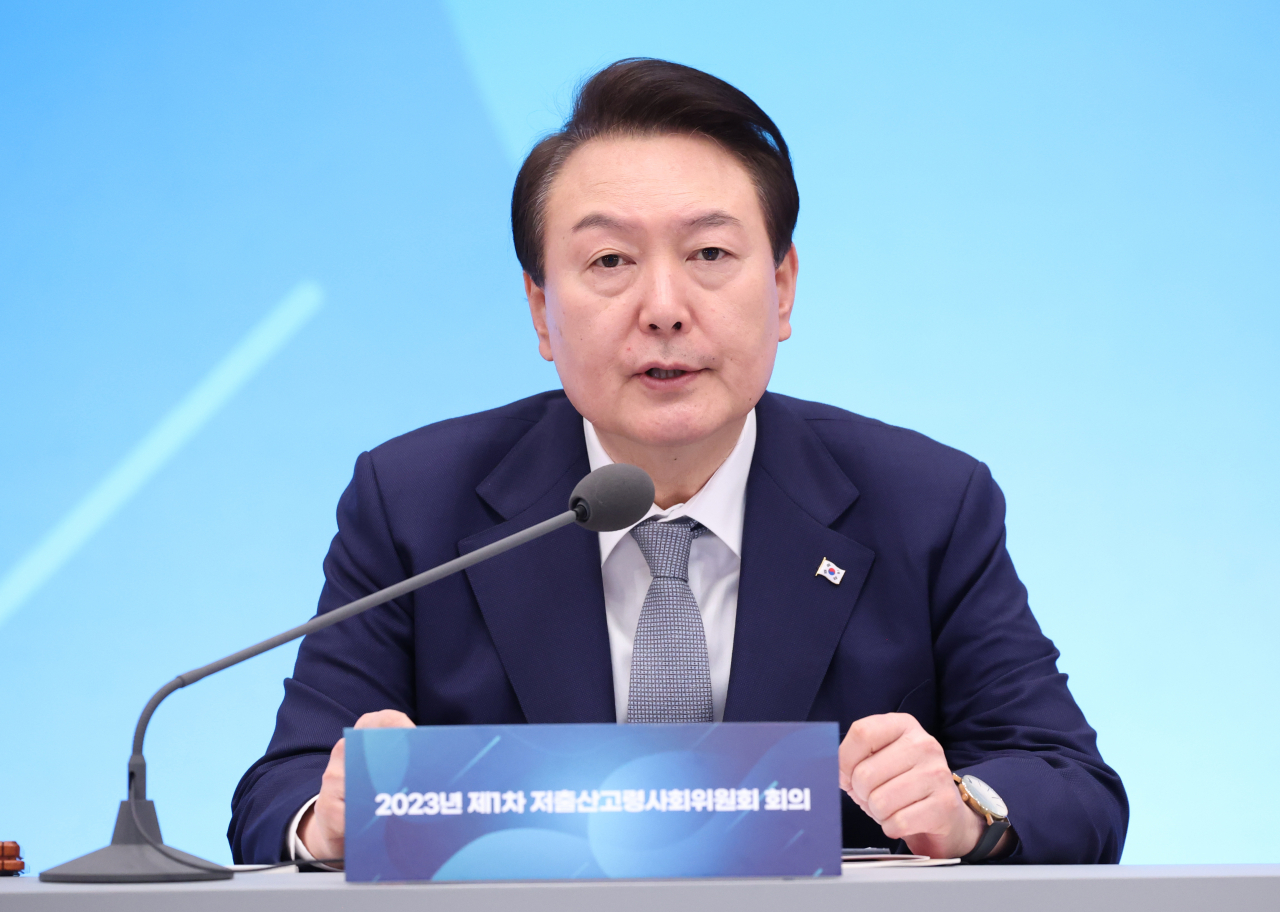 윤석열 대통령이 28일 청와대 영빈관에서 열린 제1차 저출산고령사회위원회 회의에서 발언하고 있다. [연합]