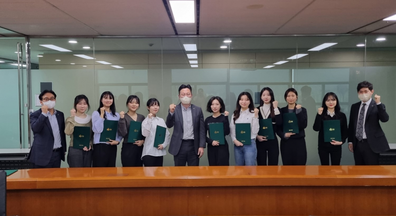 지난 8일 서울시 강남구 DB금융센터에서 DB손해보험 문진욱 마케팅전략본부장(왼쪽 여섯 번째) 및 관계자와 대학생 서포터즈 '드리머' 11기가 발대식을 갖고 기념촬영을 하고있다. [DB손해보험 제공]