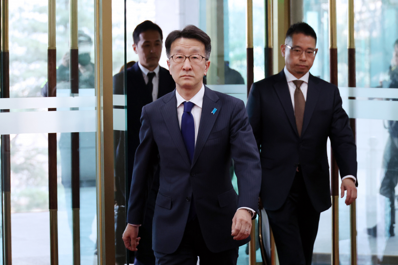 일본 정부가 초등학교 교과서 검정 결과를 발표한 28일 오후 외교부에 초치된 구마가이 나오키 주한일본대사관 총괄공사가 서울 종로구 외교부 청사로 들어가고 있다. [연합]