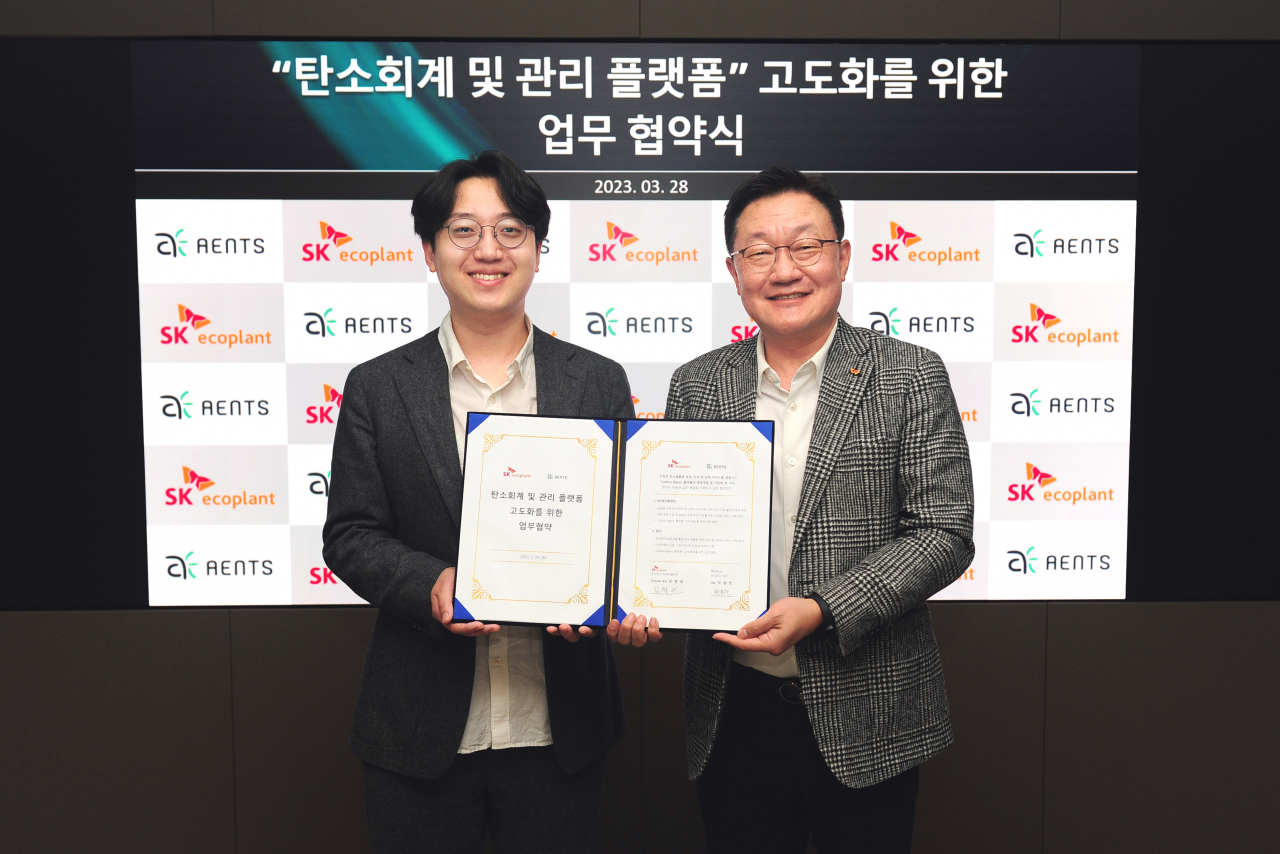 김병권 SK에코플랜트 에코랩센터 대표(오른쪽), 박광빈 엔츠 대표가 협약식 이후 기념촬영을 하고 있다