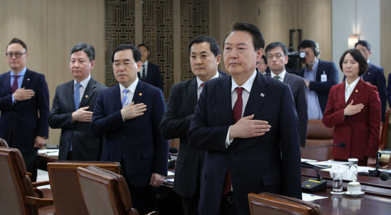 윤석열 대통령이 29일 서울 용산 대통령실 청사에서 열린 제15차 비상경제민생회의에서 국기에 경례하고 있다. [연합]