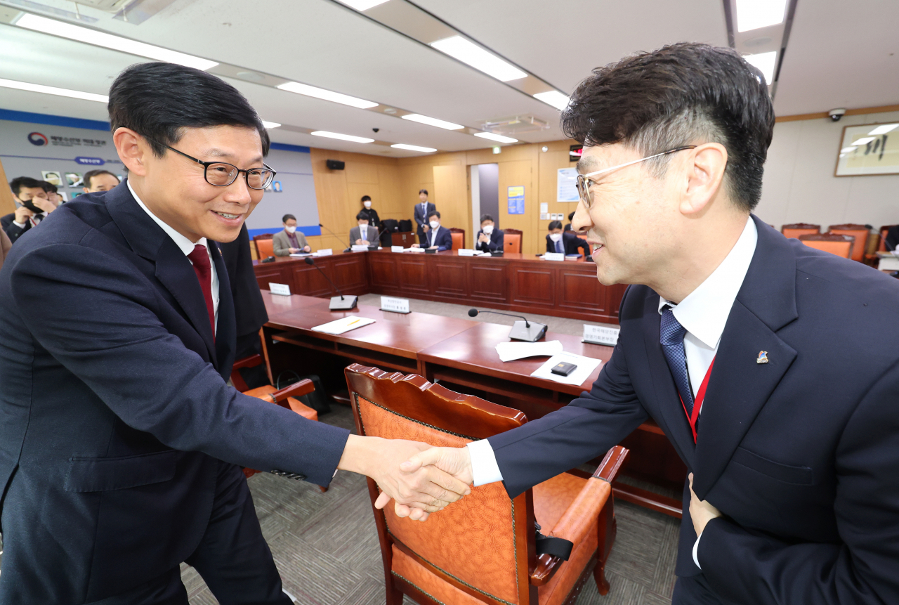지난 24일 세종시 정부세종청사에서 열린 민관 합동 해양수산 수출기획단 회의에서 송상근 해양수산부 차관(왼쪽)과 김우호 한국해양진흥공사 경영기획본부장이 인사하고 있다. [연합]