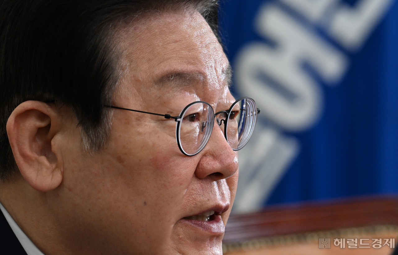 이재명 더불어민주당 대표가 29일 서울 영등포구 여의도 국회 당대표회의실에서 열린 더불어민주당 최고위원회의에 참석해 발언하고 있다. 임세준 기자