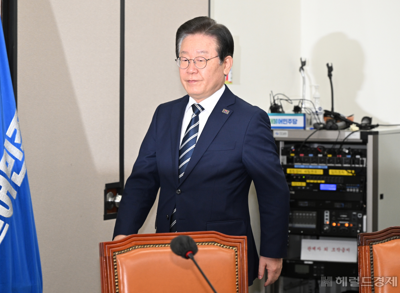 이재명 더불어민주당 대표가 29일 서울 영등포구 여의도 국회 당대표회의실에서 열린 더불어민주당 최고위원회의에 참석하고 있다. 임세준 기자
