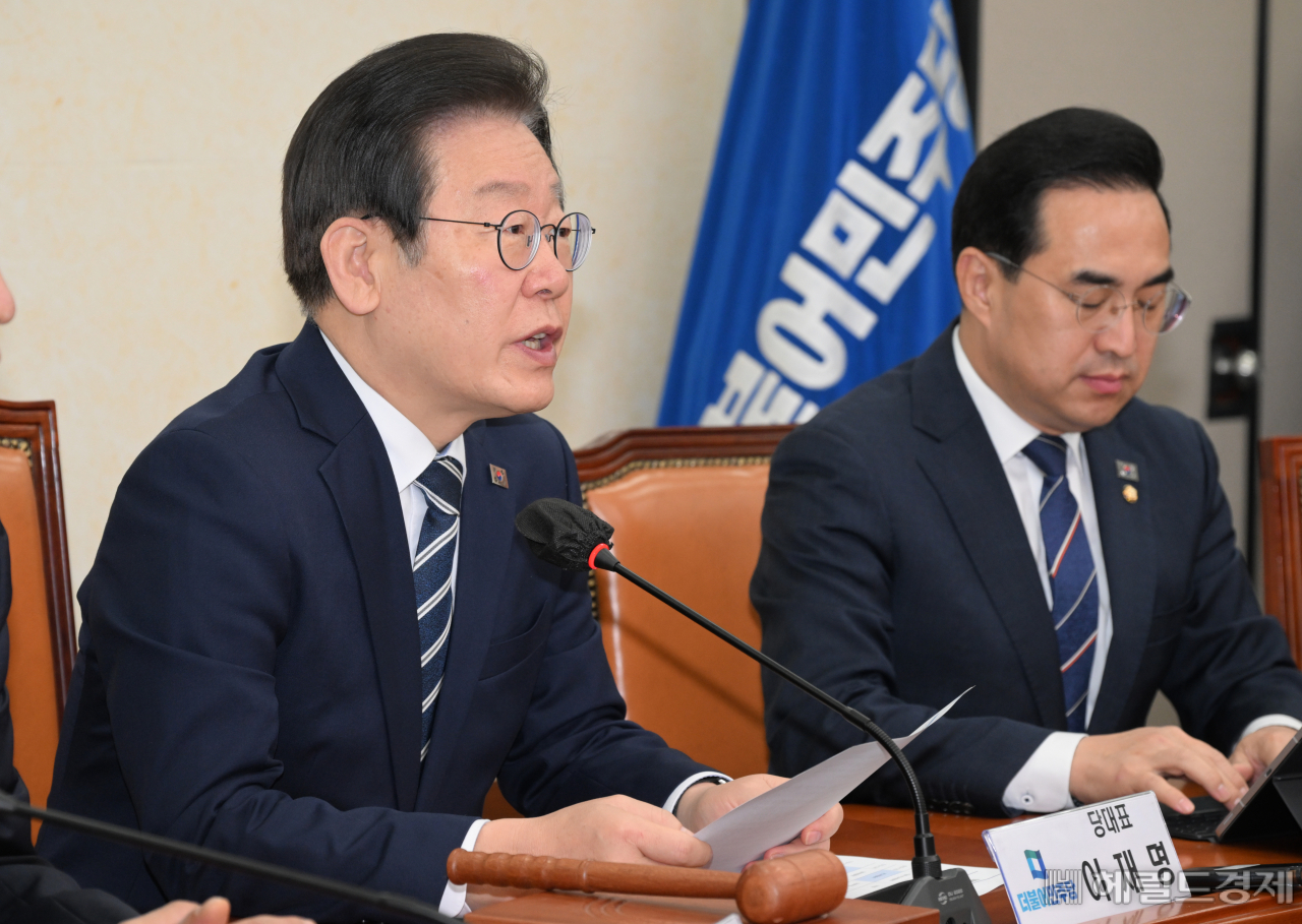 이재명(왼쪽) 더불어민주당 대표가 29일 서울 영등포구 여의도 국회 당대표회의실에서 열린 더불어민주당 최고위원회의에 참석하고 있다. 임세준 기자