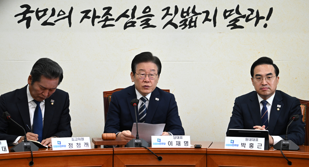 이재명(가운데) 더불어민주당 대표가 29일 서울 영등포구 여의도 국회 당대표회의실에서 열린 더불어민주당 최고위원회의에 참석해 발언하고 있다. 임세준 기자