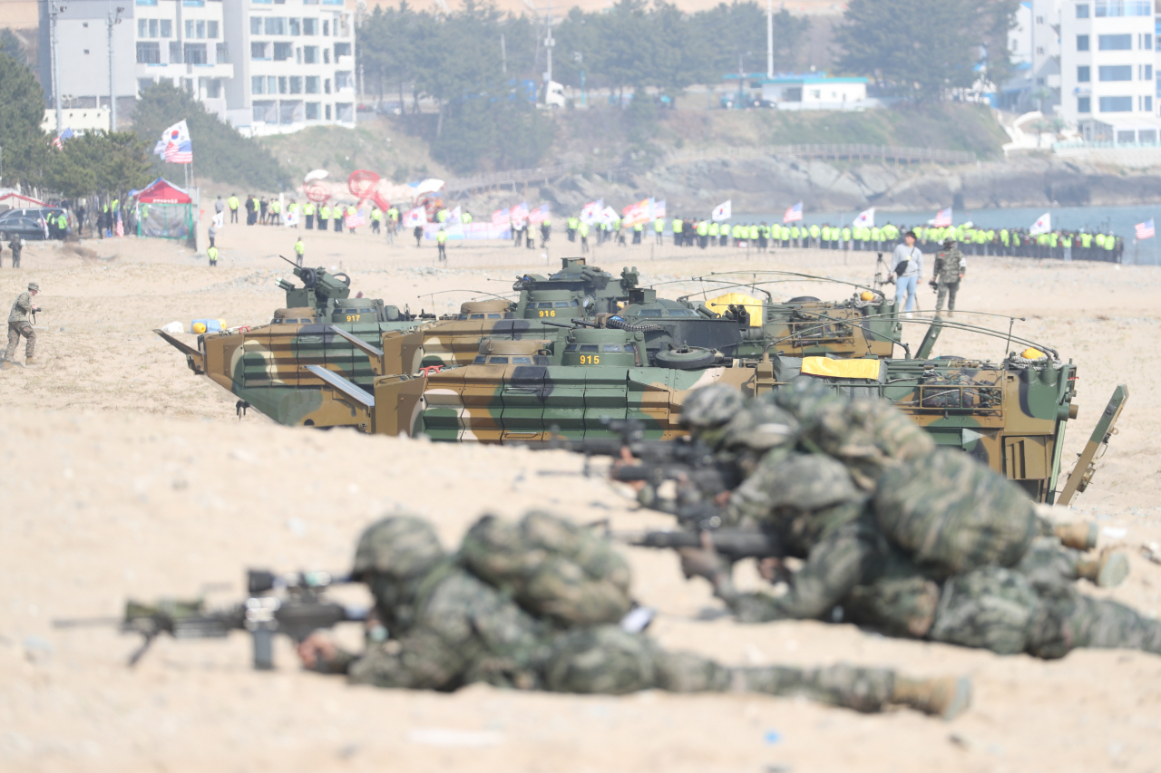 한미 해군과 해병대는 북한이 전술핵탄두 ‘화산-31’과 각종 전술핵무기를 공개한 이튿날인 29일 경북 포항 일대 해상과 공중에서 대규모 연합·합동 전력을 투입한 가운데 ‘2023 쌍룡훈련’의 하이라이트인 상륙돌격 ‘결정적 행동’을 실시했다. [연합]