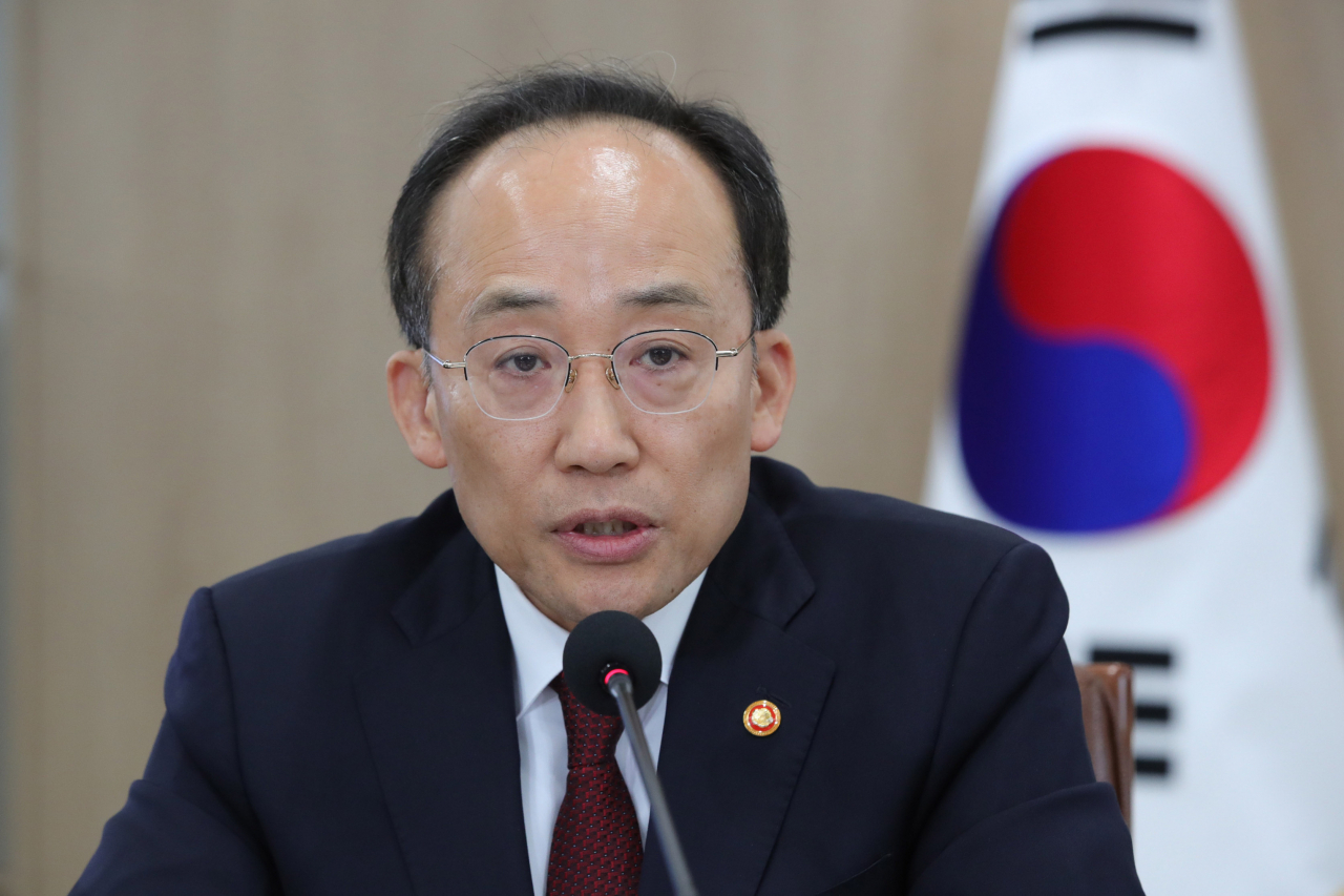 추경호 경제부총리 겸 기획재정부 장관이 29일 서울 용산 대통령실 청사에서 윤석열 대통령 주재로 열린 제15차 비상경제민생회의에서 내수활성화 대책 추진방향 및 주요과제에 대해 보고하고 있다.[연합]