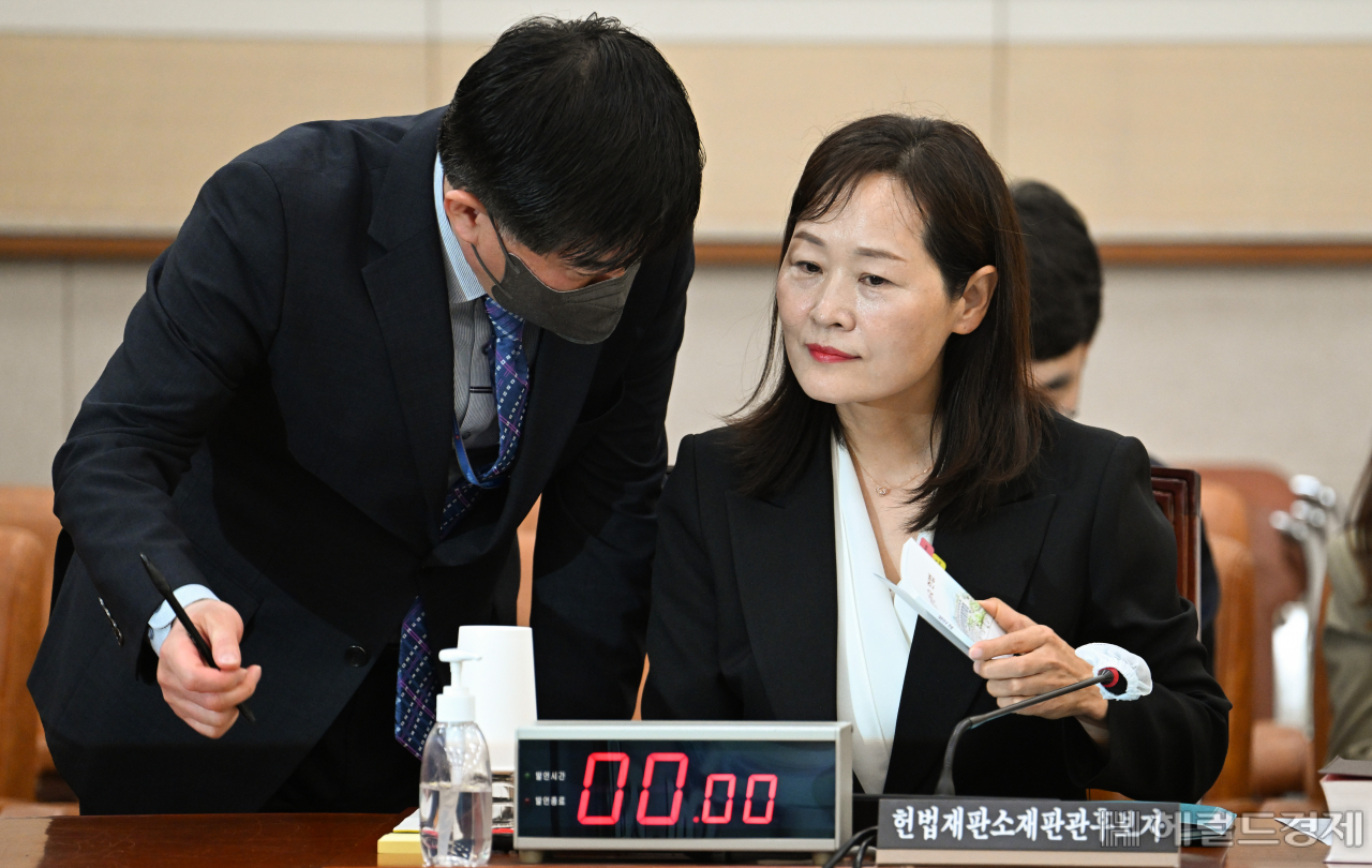 정정미 헌법재판관 후보자 인사청문회가 29일 서울 영등포구 여의도 국회 법제사법위원회에서 열린 가운데 정 후보자가 청문회에 참석해 시작 전 준비하고 있다. 임세준 기자