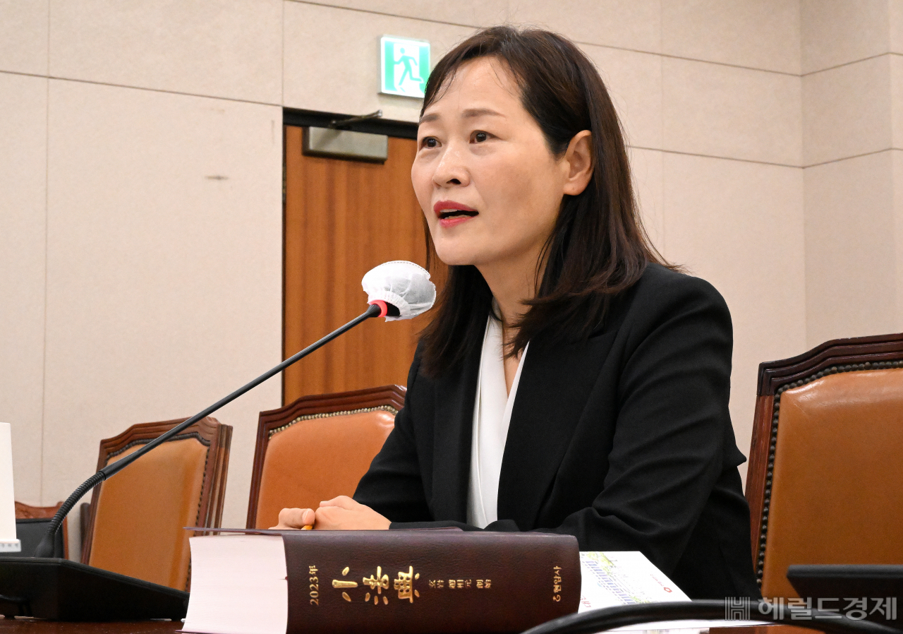 정정미 헌법재판관 후보자 인사청문회가 29일 서울 영등포구 여의도 국회 법제사법위원회에서 열려 정 후보자가 질의에 답변하고 있다. 임세준 기자