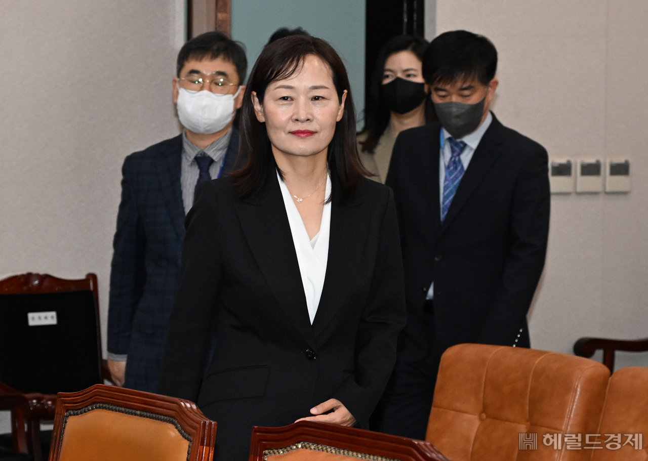정정미 헌법재판관 후보자 인사청문회가 29일 서울 영등포구 여의도 국회 법제사법위원회에서 열린 가운데 정 후보자가 청문회에 참석해 시작 전 준비하고 있다. 임세준 기자