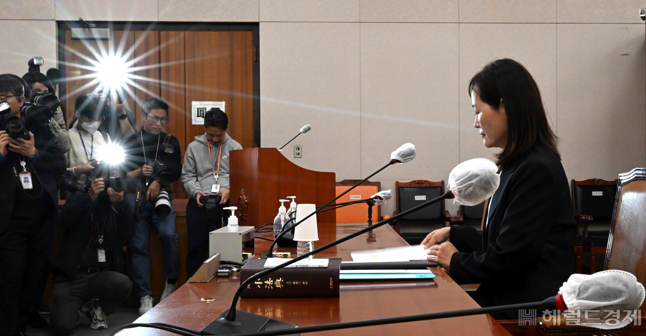 정정미 헌법재판관 후보자 인사청문회가 29일 서울 영등포구 여의도 국회 법제사법위원회에서 열린 가운데 정 후보자가 청문회에 참석해 시작 전 준비하고 있다. 임세준 기자