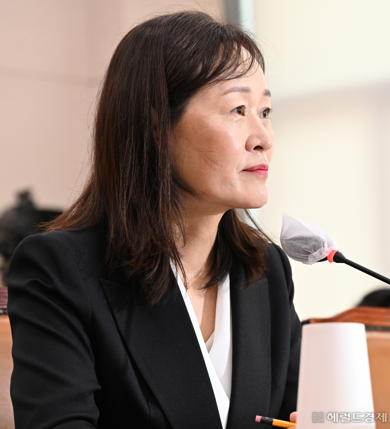 정정미 헌법재판관 후보자 인사청문회가 29일 서울 영등포구 여의도 국회 법제사법위원회에서 열려 정 후보자가 질의에 답변하고 있다. 임세준 기자