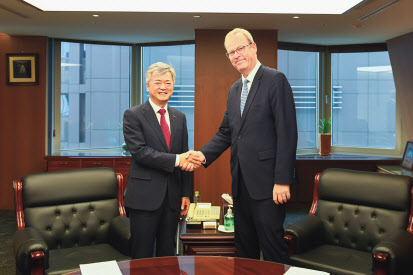 이인호(왼쪽) 한국무역보험공사 사장이 28일 서울 종로구 무역보험공사 집무실에서 팀 레이드 영국 수출금융청(UKEF) CEO와 기념 촬영하고 있다. [한국무역보험공사 제공]