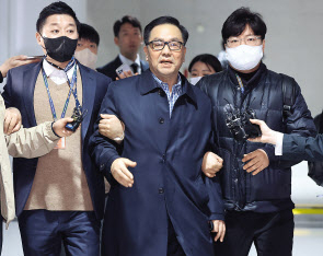 박근혜 전 대통령 탄핵 전 계엄령 문건 의혹의 핵심 인물인 조현천 전 기무사령관이 29일 오전 인천국제공항 제2터미널을 통해 입국한 뒤 서울서부지검으로 압송되고 있다. [연합]