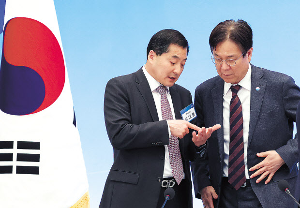 이관섭 대통령실 국정기획수석(오른쪽)과 박대출 국민의힘 정책위의장이 28일 청와대 영빈관에서 열린 제1차 저출산고령사회위원회 회의에 앞서 대화하고 있다. [연합]