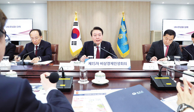 윤석열 대통령이 29일 서울 용산 대통령실 청사에서 열린 내수활성화 대책 마련 제15차 비상경제민생회의에서 발언하고 있다. 추경호 경제부총리 겸 기획재정부 장관 등 관계부처 장관들이 참석한 가운데 윤 대통령은 “내수활성화를 통한 새로운 경제적 부가가치를 창출할 수 있는 방향을 고민해야 한다”며 관광·골목상권·지역시장 등 활성화 대책을 주문했다. [연합]