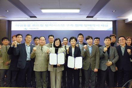 박성은 포스코DX 경영지원실장(중앙 오른쪽)과 손영임 한려해상국립공원 자원보전이사(중앙 왼쪽)가 협약 체결 후 기념촬영을 하고 있다. [포스코DX 제공]