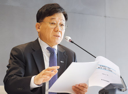 정만기 한국산업연합포럼 회장은 출산보조금 지급 등 물질 여건 개선을 위한 정책을 전반적으로 검증해 효과 없는 정책은 과감히 버려야 한다고 주장했다. [연합]