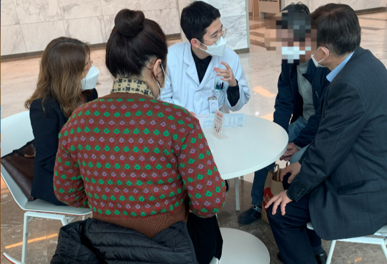김모씨(오른쪽 2번째)가 상담을 하고 있다.[수원시 제공]