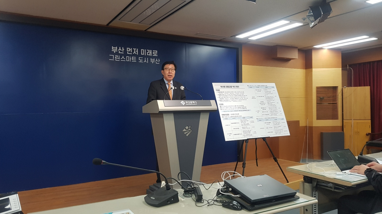 박형준 부산시장이 ‘부산형 대중교통 혁신방안’을 발표하고 있다. [부산시 제공]