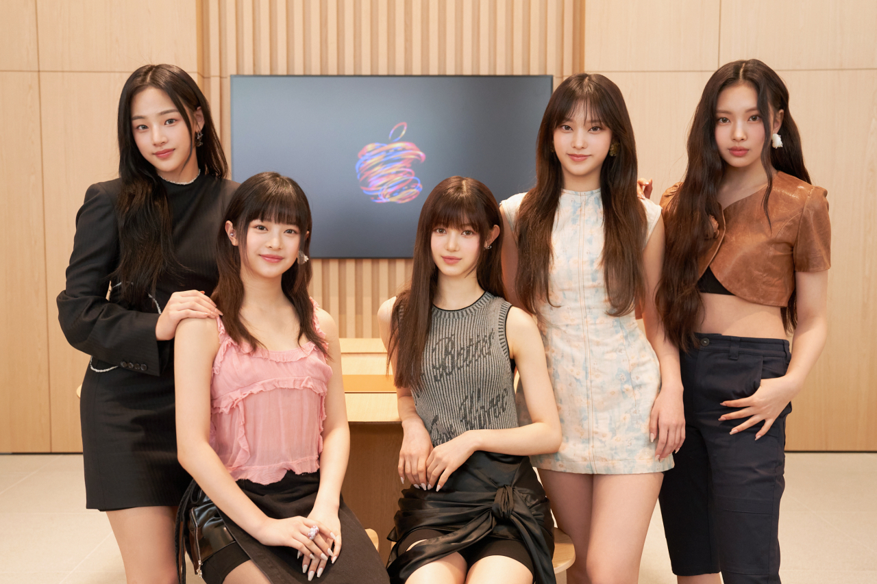 뉴진스는 애플뮤직이 선정한 ‘2023년을 대표할 23개 팀’으로 한국 아티스트 중엔 유일하게 선정돼 다양한 컬래버레이션을 진행한다. 뉴진스 민지는 “그간 아이폰와 에어팟, 에어맥스를 사용하고 있어 이번 협업이 의미있게 느껴진다”고 말했다. [애플 제공]