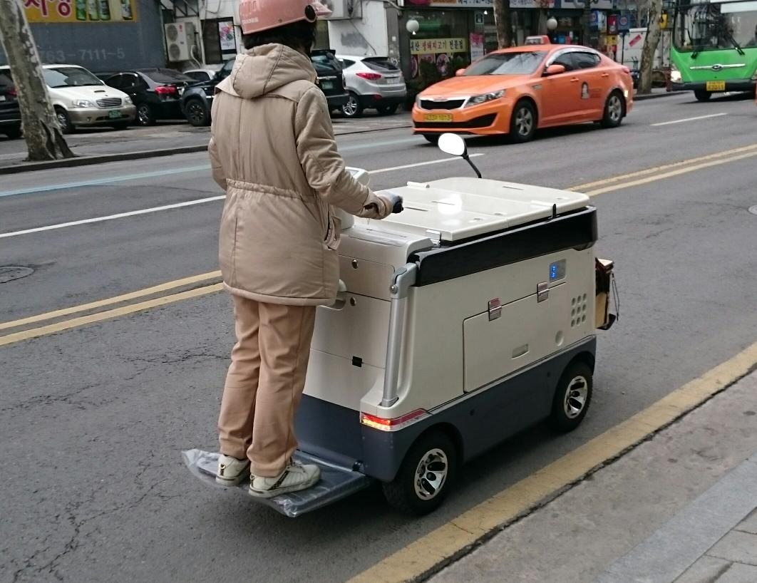 사진은 기사 내용과 무관함. 사진은 '야쿠르트 아줌마'로 불렸던 한국야쿠르트의 프레시 매니저. [트위터]