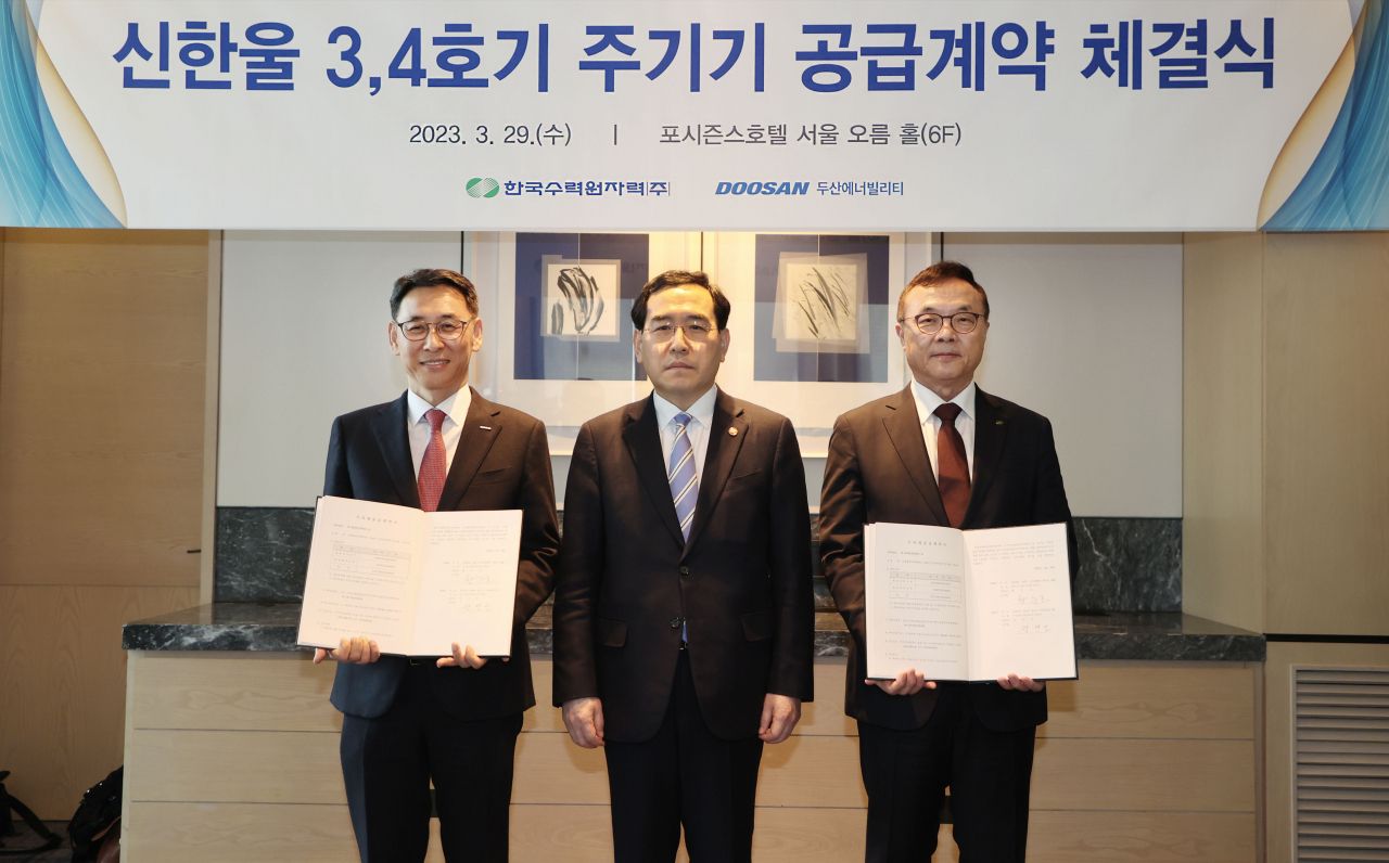 지난달 29일 신한울 3·4호기 주기기 공급계약 체결식에서 이창양(가운데) 산업통상자원부 장관, 정연인(왼쪽) 두산에너빌리티 사장, 황주호 한국수력원자력 사장이 기념촬영을 하고 있다. [두산에너빌리티 제공]