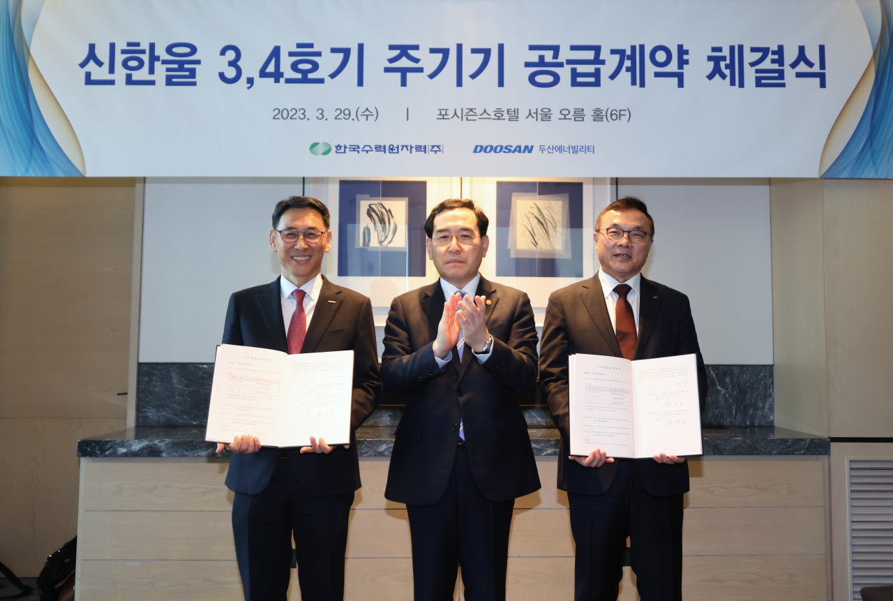 29일 서울 종로구 포시즌스호텔에서 열린 신한울 3,4호기 주기기 공급계약 체결식에서 이창양 산업통상자원부 장관(가운데)과 황주호 한국수력원자력 사장(오른쪽), 정연인 두산에너빌리티 사장이 계약 체결 후 기념 촬영하고 있다. [연합]