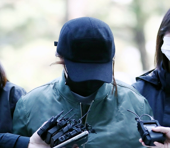 보험금을 노리고 차량 부동액을 먹여 어머니를 살해한 혐의를 받는 30대 여성이 지난해 11월11일 오후 구속 전 피의자 심문(영장실질심사)을 받기 위해 인천시 미추홀구 인천지법으로 들어서고 있다. [연합]