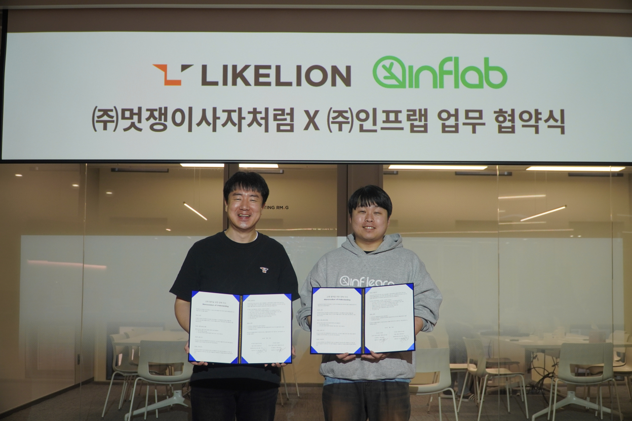이두희(왼쪽) 멋쟁이사자처럼 대표와 이형주 인프런 대표가 업무협약 기념촬영을 하고 있다. [멋쟁이사자처럼 제공]