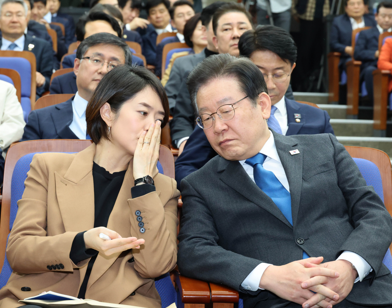 더불어민주당 이재명 대표와 고민정 최고위원이 23일 국회에서 열린 의원총회에서 대화하고 있다. [연합]