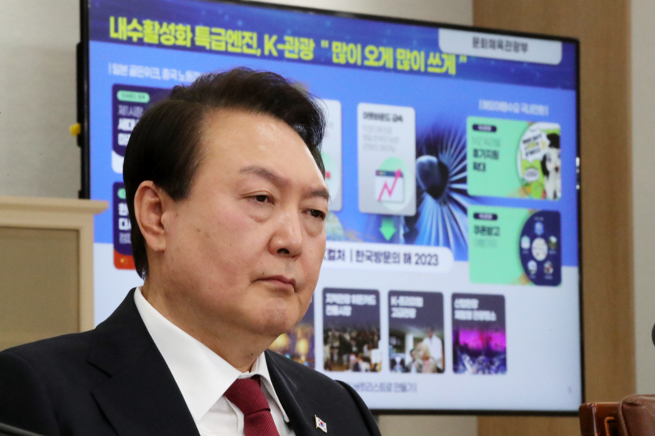 윤석열 대통령이 29일 서울 용산 대통령실 청사에서 열린 제15차 비상경제민생회의에서 박보균 문화체육관광부 장관으로부터 국내외 관광 활성화 대책을 보고 받고 있다. [연합]