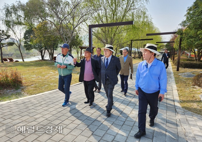 29일 순천만정원박람회장에서 최덕림 총감독의 설명을 듣고 있는 신준식,조충훈,허석 시장(앞줄 왼쪽부터)과 방성룡시장(뒷줄)이 박람회장을 둘러보고 있다. /박대성 기자.