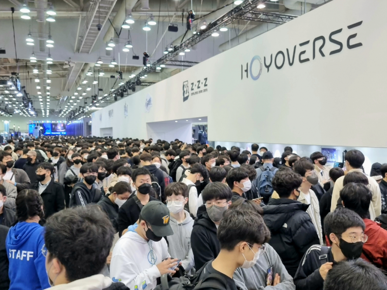 지난해 11월 국제 게임 전시회 ‘지스타 2022’에서 ‘원신’ 굿즈를 받으려는 사람들로 겹겹이 긴 줄이 형성된 중국 게임사 호요버스 부스 전경. 부산=김현일 기자/joze@