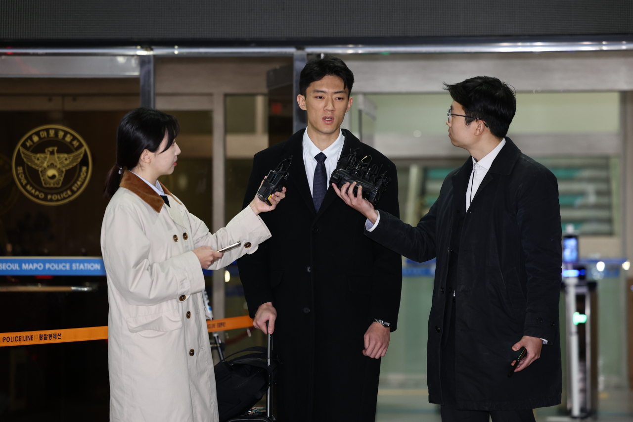 마약 투약 혐의 관련 조사를 마치고 석방된 전두환 전 대통령의 손자 전우원 씨가 29일 오후 서울 마포경찰서를 나서며 발언하고 있다. [연합]