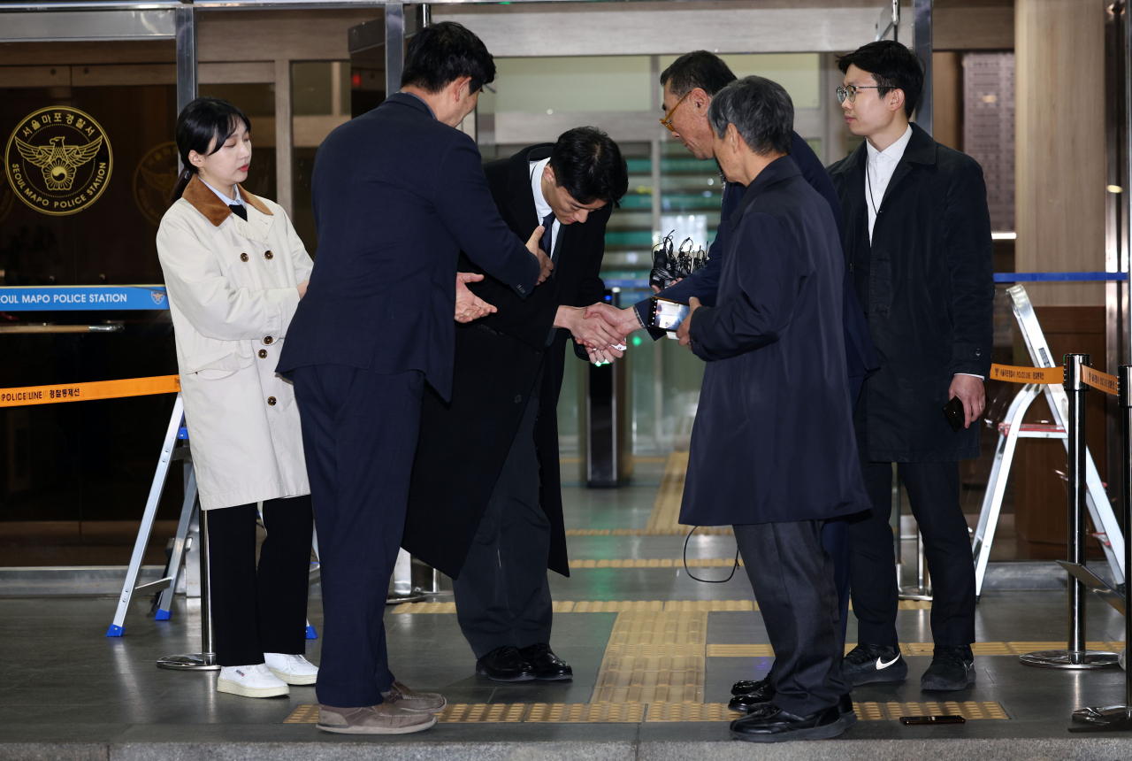 마약 투약 혐의 관련 조사를 마치고 석방된 전두환 전 대통령의 손자 전우원 씨가 29일 오후 서울 마포경찰서에서 5·18 관련 단체(부상자회·공로자회) 회원들과 만나 대화하고 있다. [연합]