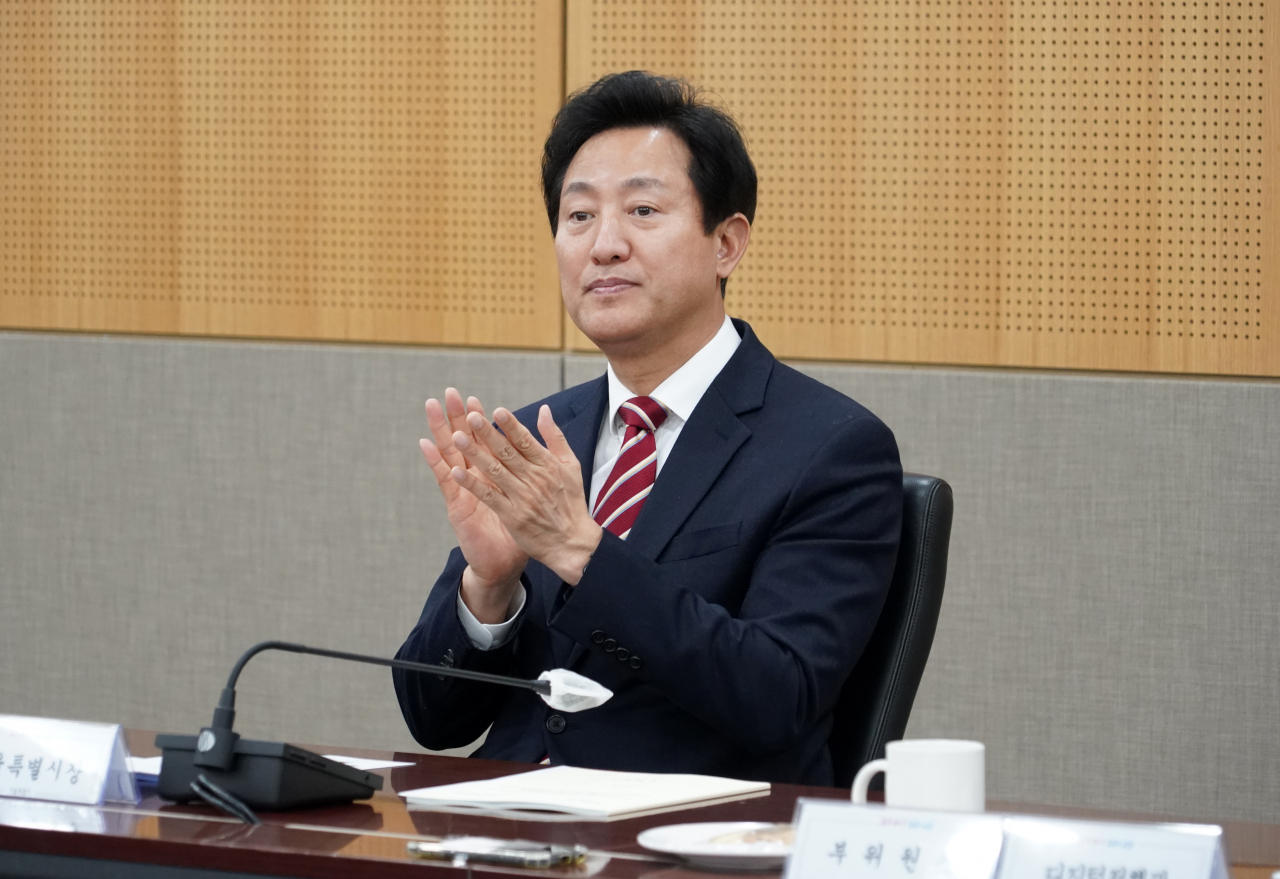 오세훈 서울시장이 29일 서울시청에서 열린 ‘서울시 스마트 도시위원회 위촉식’에 참석해 박수치고 있다. [연합]