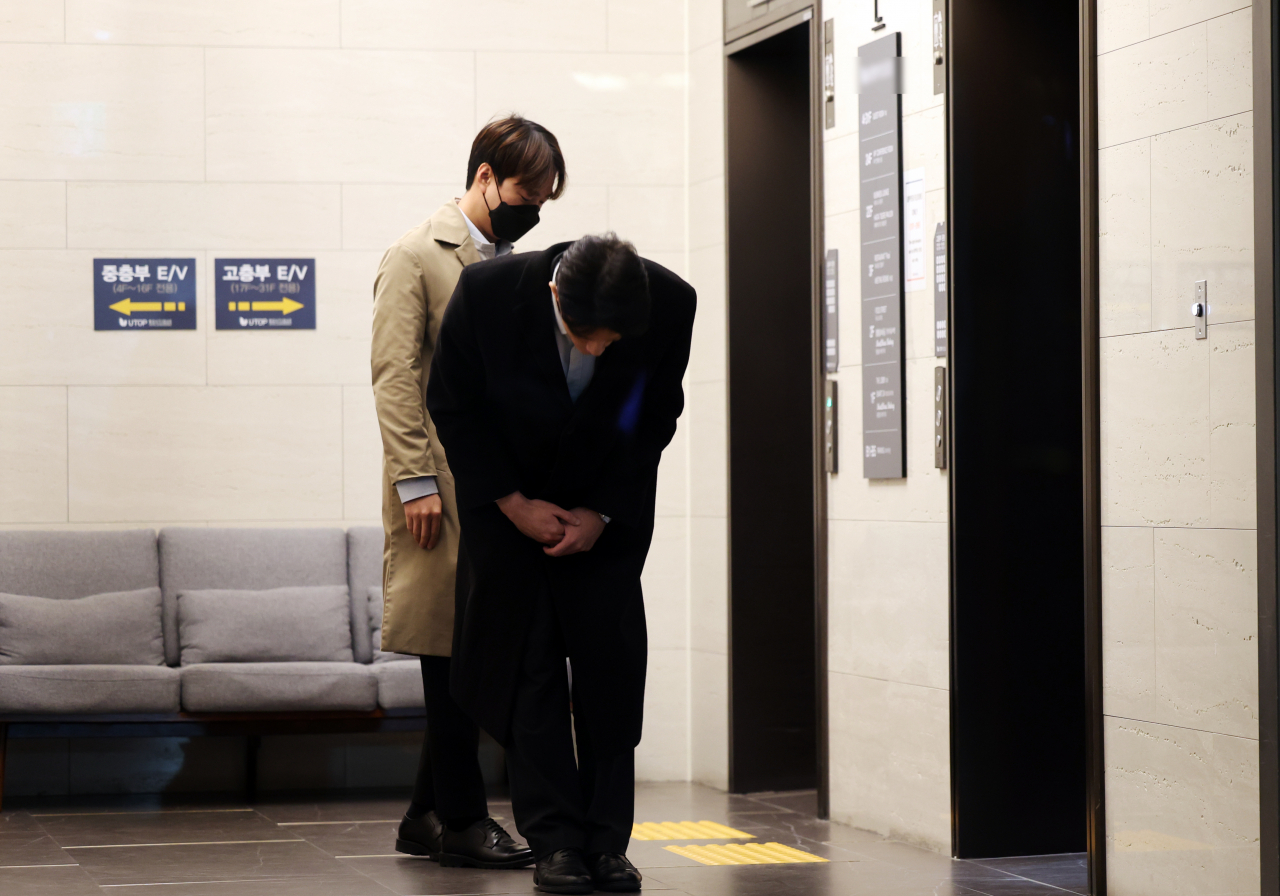 전직 대통령 전두환 씨의 손자 전우원 씨가 30일 오전 광주 서구 모 호텔에서 체크인을 마친 뒤 인사하고 있다. 전씨는 5·18 관계자들에게 사죄하겠다며 광주를 방문했다. [연합]