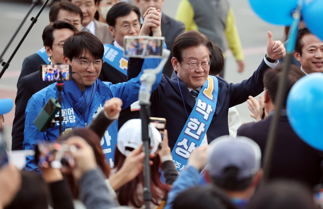 이재명 더불어민주당 대표가 29일 오후 충북 청주시 금천동에서 청주시의원 보궐선거(나선거구)에 출마한 더불어민주당 박한상 후보 지원 유세를 하고 있다. [연합]