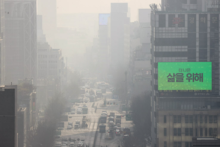 지난 29일 종로 일대가 미세먼지로 뿌연 모습. [연합]