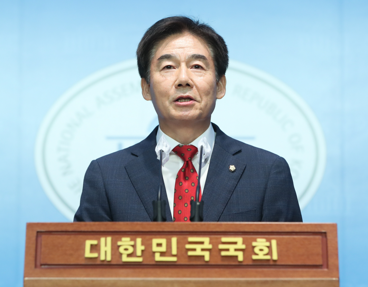 이용호 국민의힘 의원이 서울 여의도 국회 소통관에서 기자회견을 열고 원내대표 출마 선언을 하고 있다. 이상섭 기자
