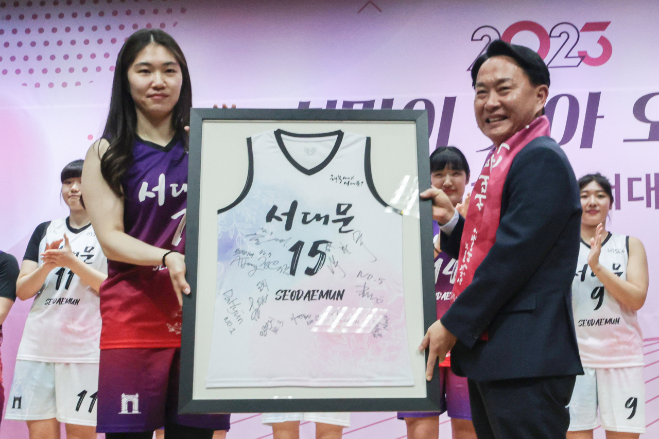 29일 서울 서대문구청에서 열린 여자실업농구단 출범식에서 주장 정유진이 이성헌 서대문구청장에게 유니폼 액자를 받고 있다. [연합]